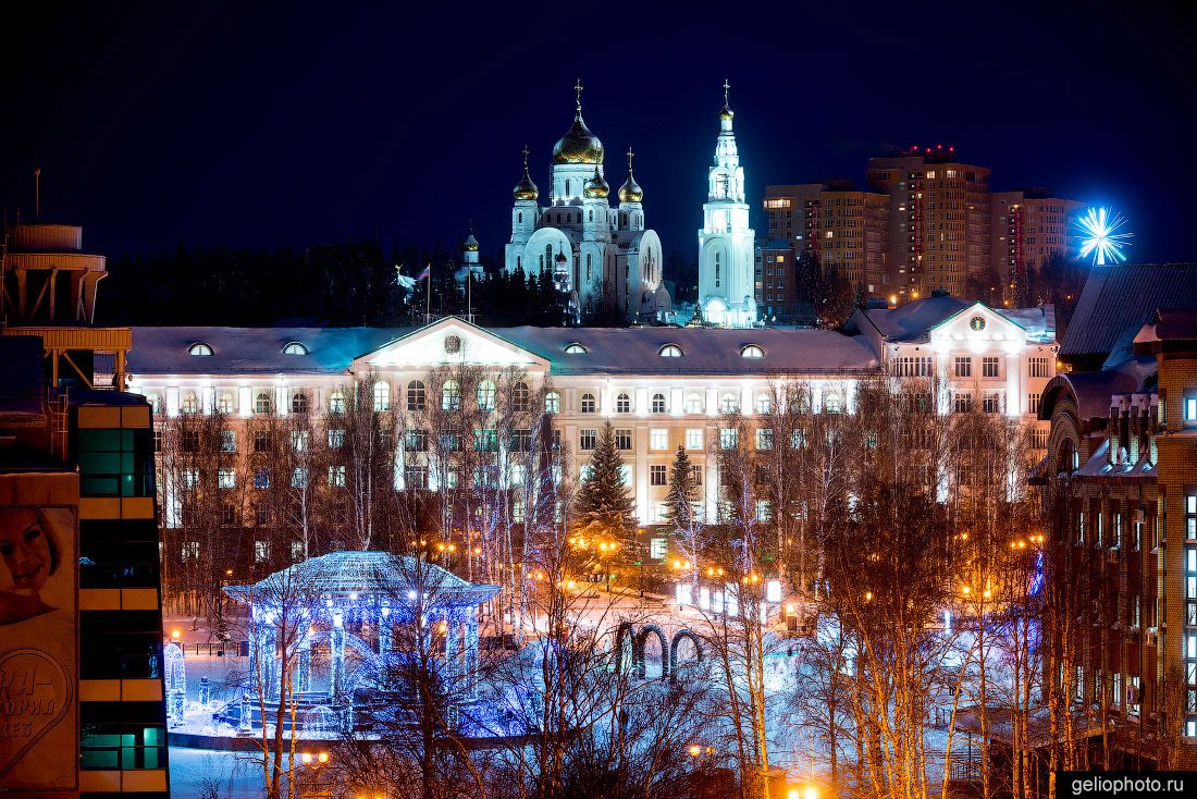 Центральная площадь в Ханты-Мансийске ночью фото
