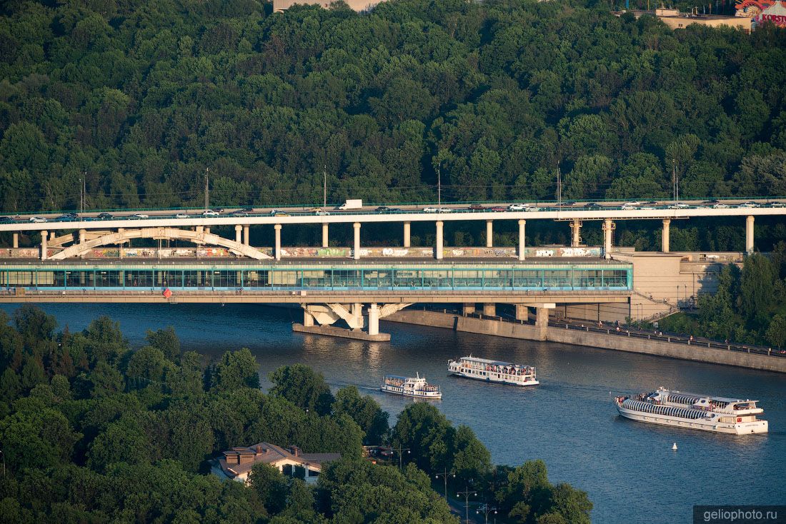 Лужнецкий метромост в Москве фото