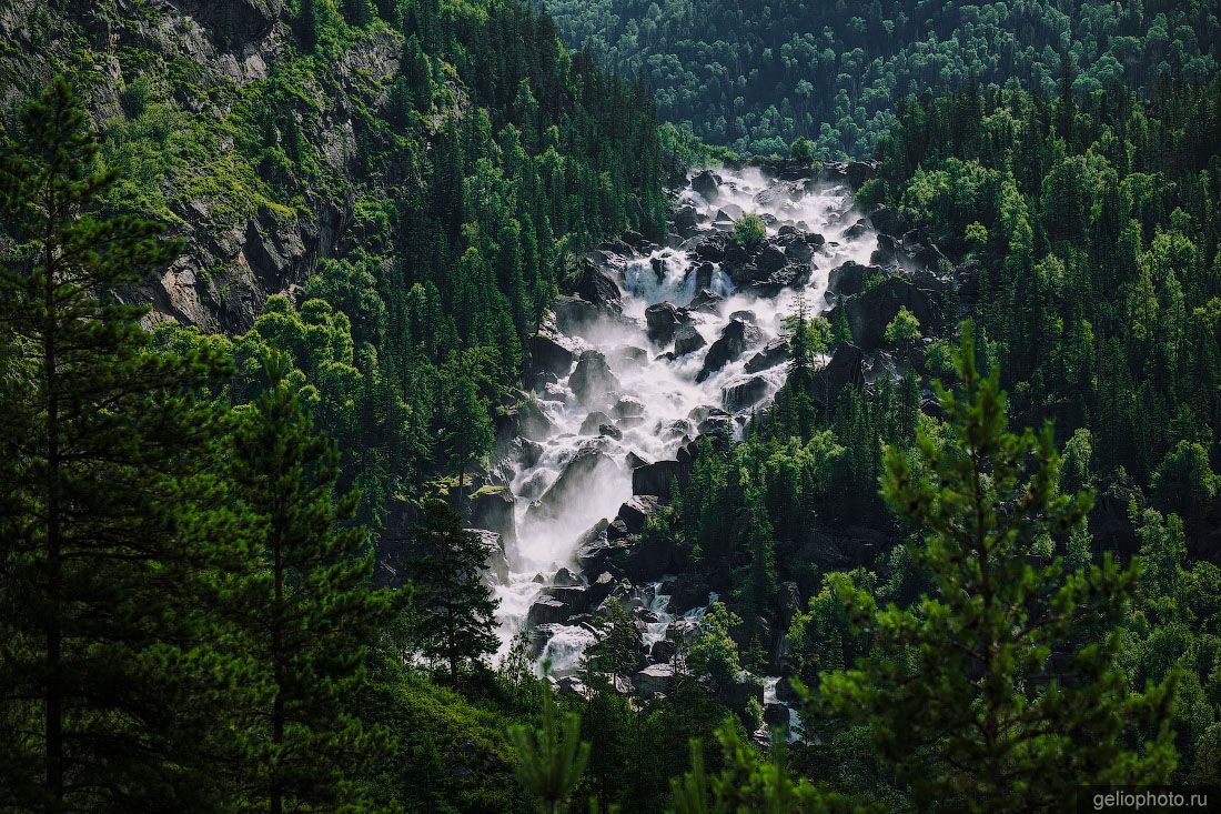 Большой Чульчинский водопад в Горном Алтае летом фото
