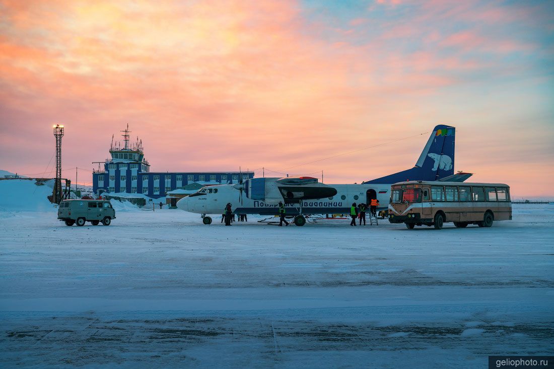 Ан-24 Полярных авиалиний в аэропорту Тикси фото
