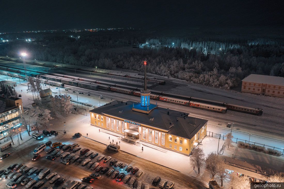 ЖД вокзал в Сыктывкаре ночью фото