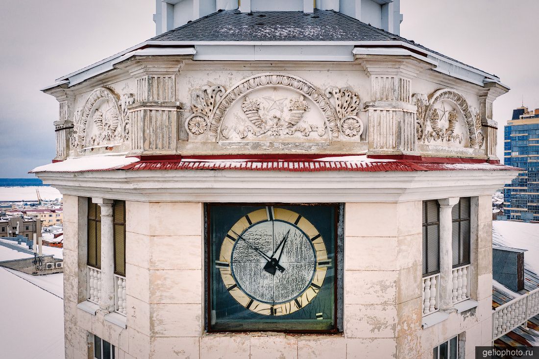 Часы на башне ЧГАУ фото