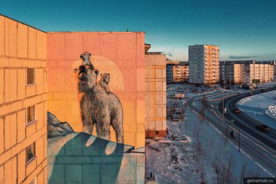 Граффити Белые медведи на жилом доме в Надыме фото