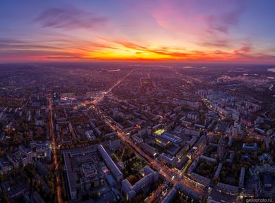 Левый берег Новосибирска с высоты на закате фото