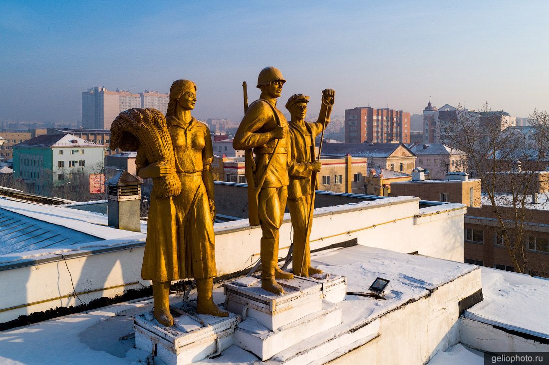 Скульптура на Доме офицеров в Чите фото