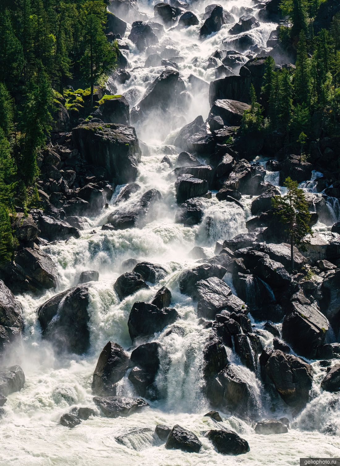 Большой Чульчинский водопад летом фото