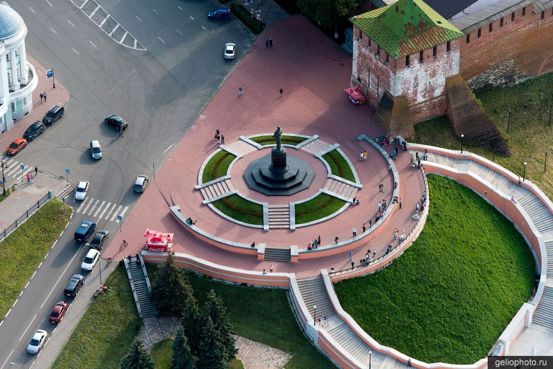 Памятник Чкалову в Нижнем Новгороде фото