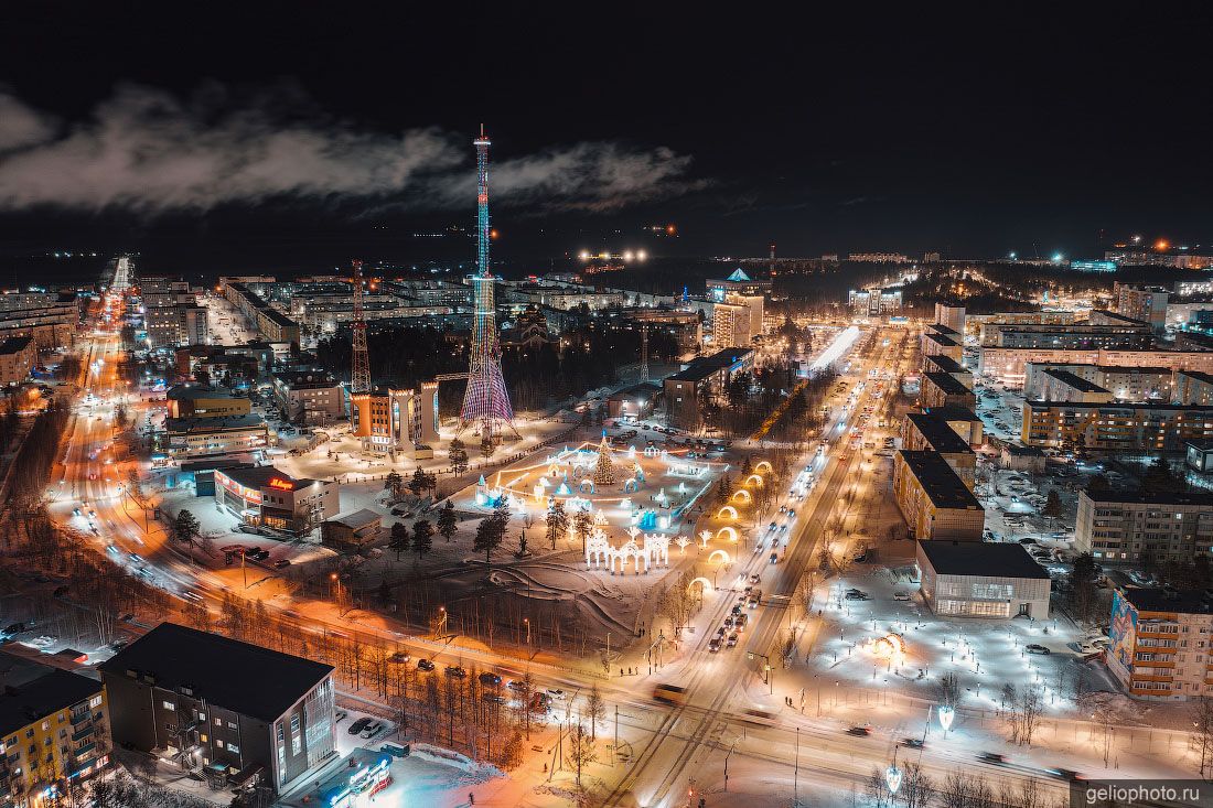 Улица Ленина в Ноябрьске вечером фото
