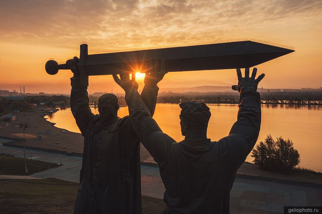 Памятник Тыл-фронту в Магнитогорске фото