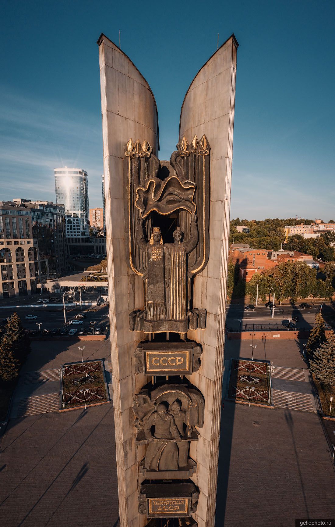 Ижевский монумент Дружба Народов фото