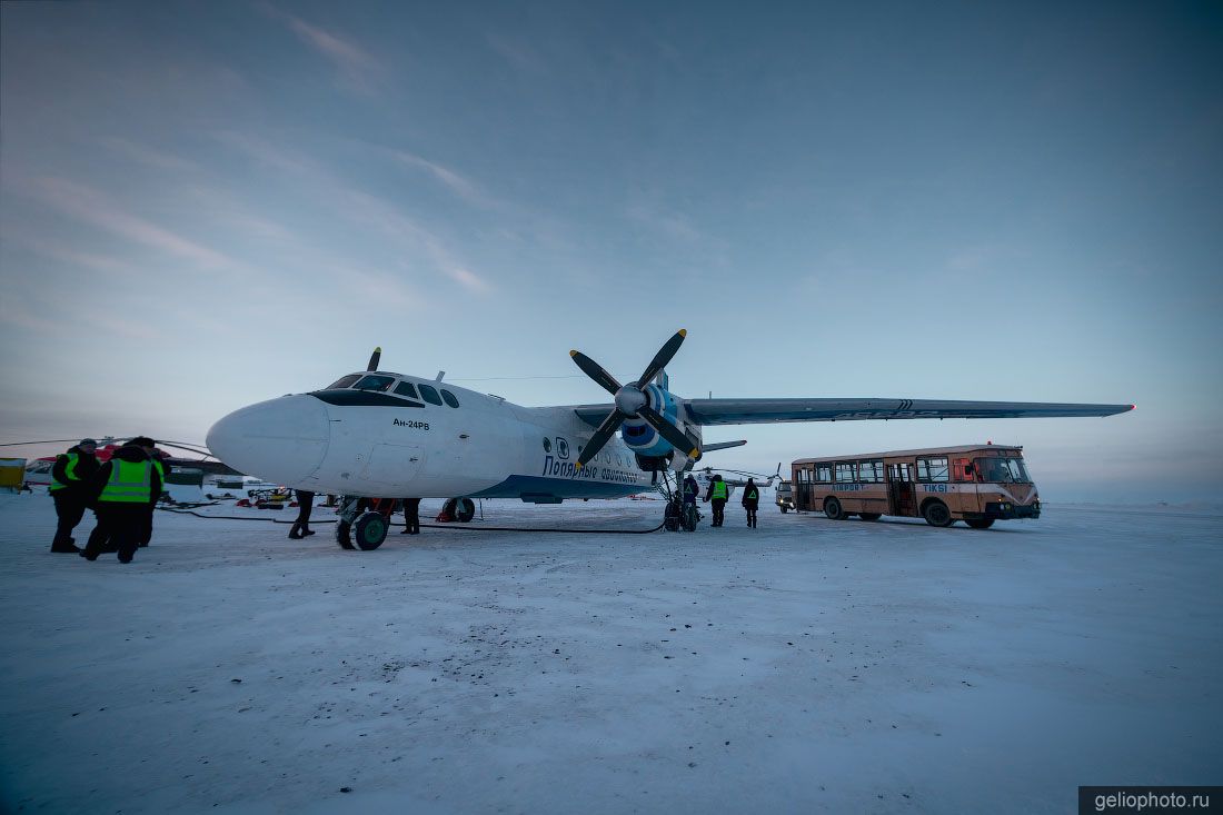 Ан-24 Полярных авиалиний в аэропорту Тикси фото