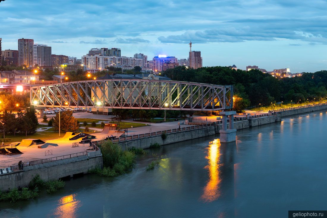 Ферма старого железнодорожного моста в Новосибирске фото