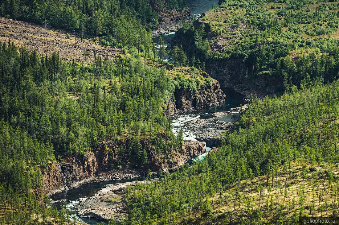 Река на плато Путорана с высоты фото