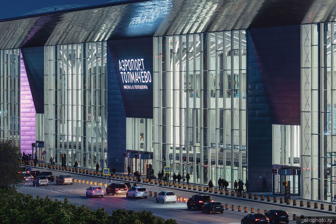 Новый терминал Толмачёво в Новосибирске вечером фото