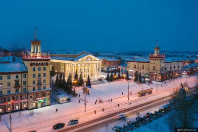 Драмтеатр Ленинского комсомола в Прокопьевске вечером фото
