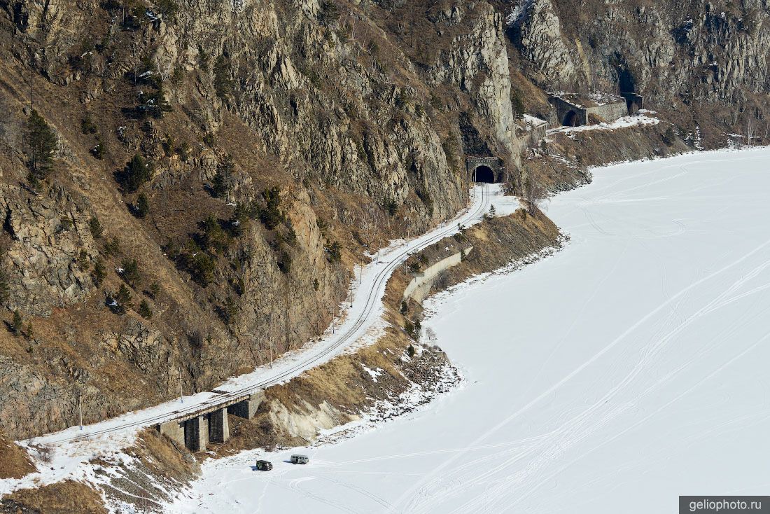 Кругобайкальская ЖД на Байкале зимой фото