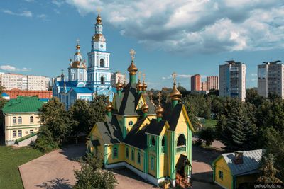 Храм всех святых и Спасо-Вознесенский собор в Ульяновске фото