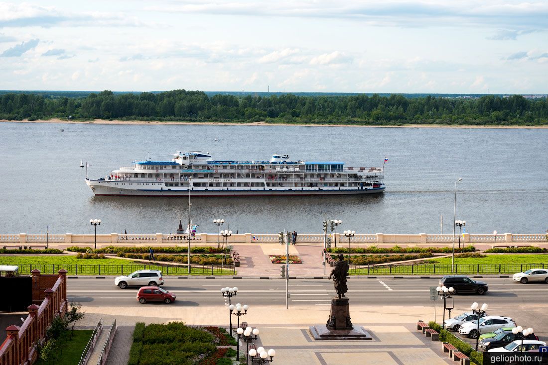 Памятник Петру Первому в Нижнем Новгороде фото