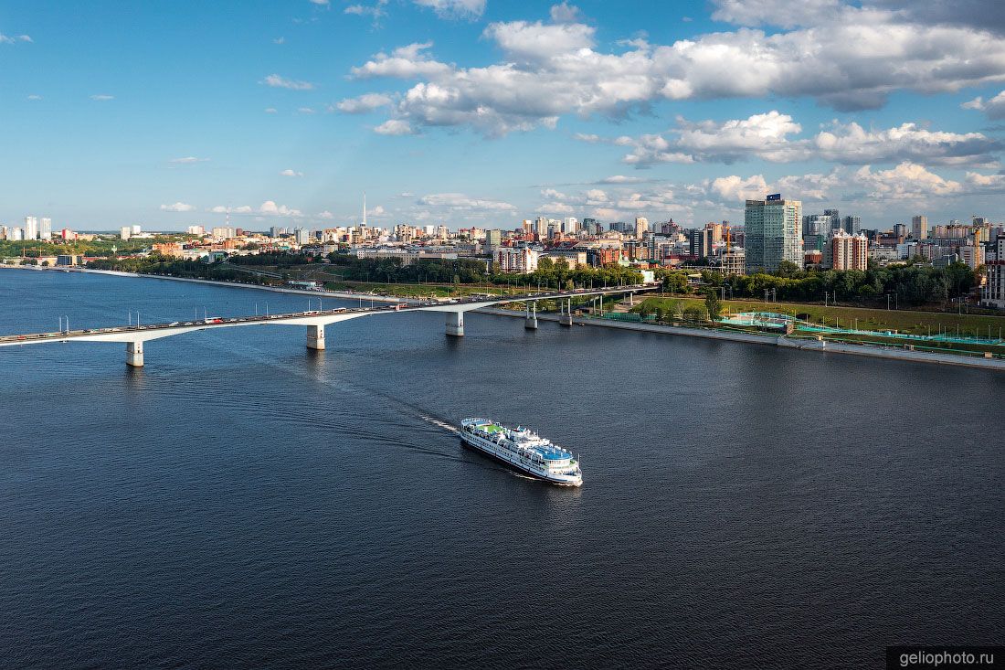 Теплоход на реке Кама в Перми фото