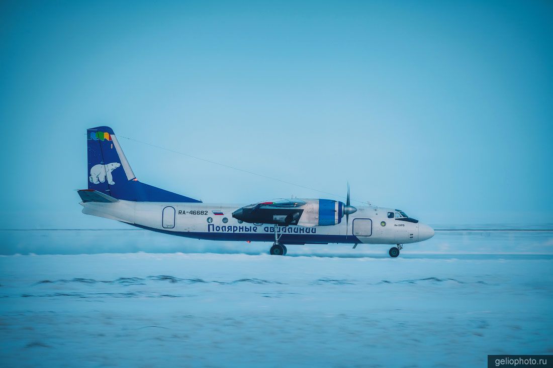 Самолёт Ан-24 Полярных авиалиний в Тикси фото