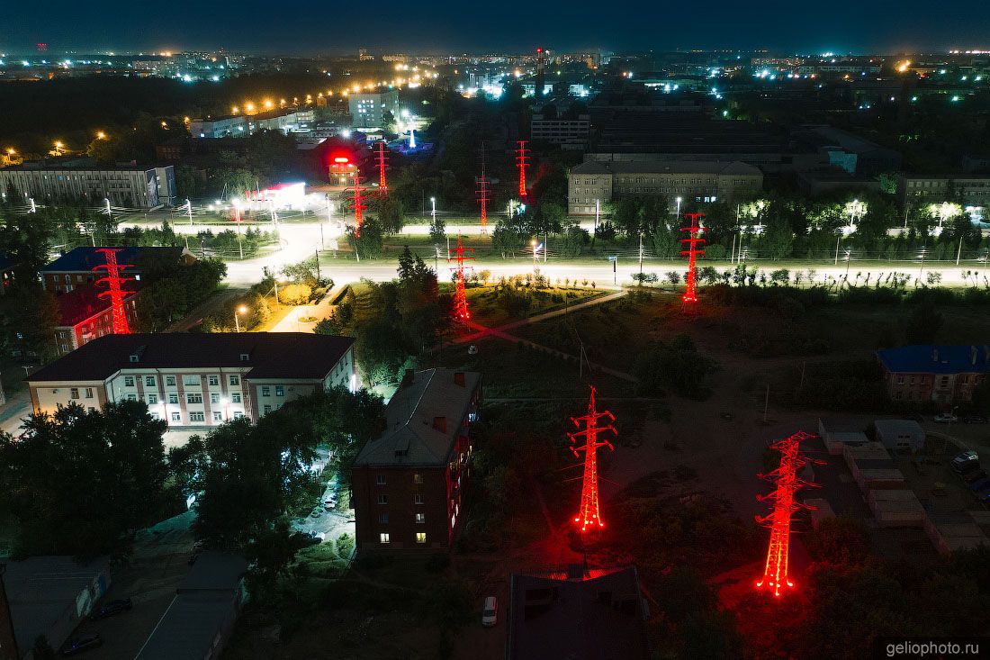 Подсветка ЛЭП на улице Масленникова в Омске ночью фото