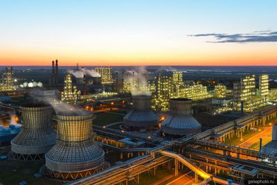 Нижнекамскнефтехим на закате фото