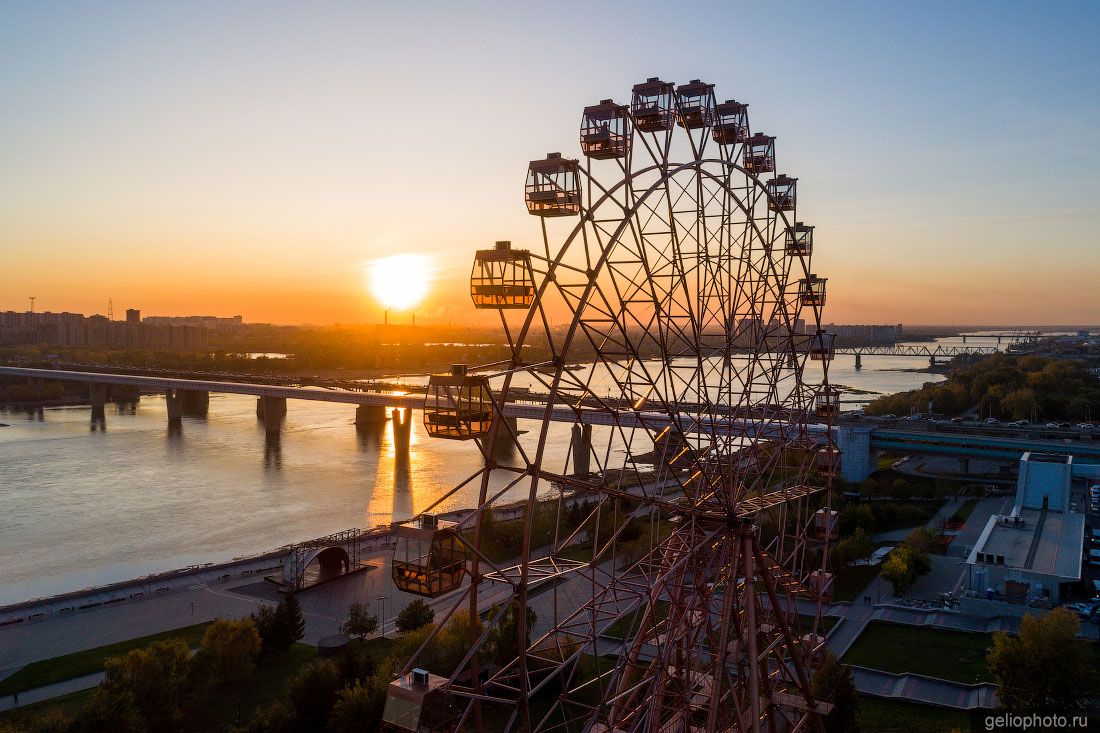 Колесо обозрения на набережной в Новосибирске фото