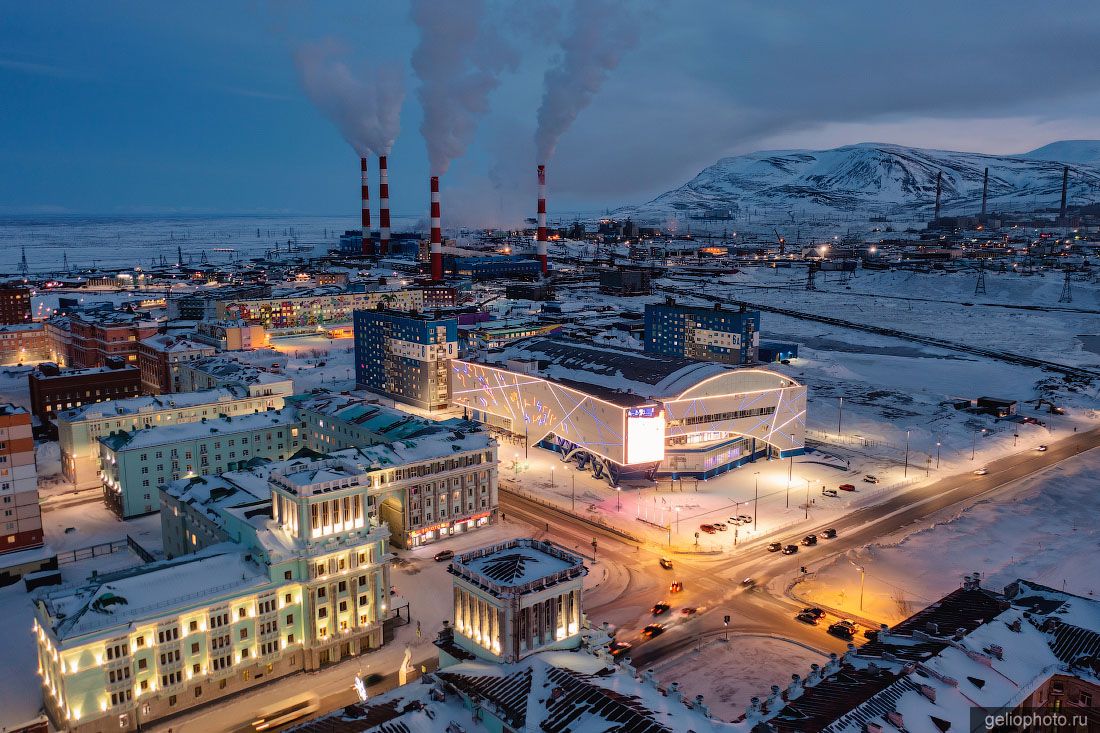 Спортхолл Айка в Норильске вечером фото