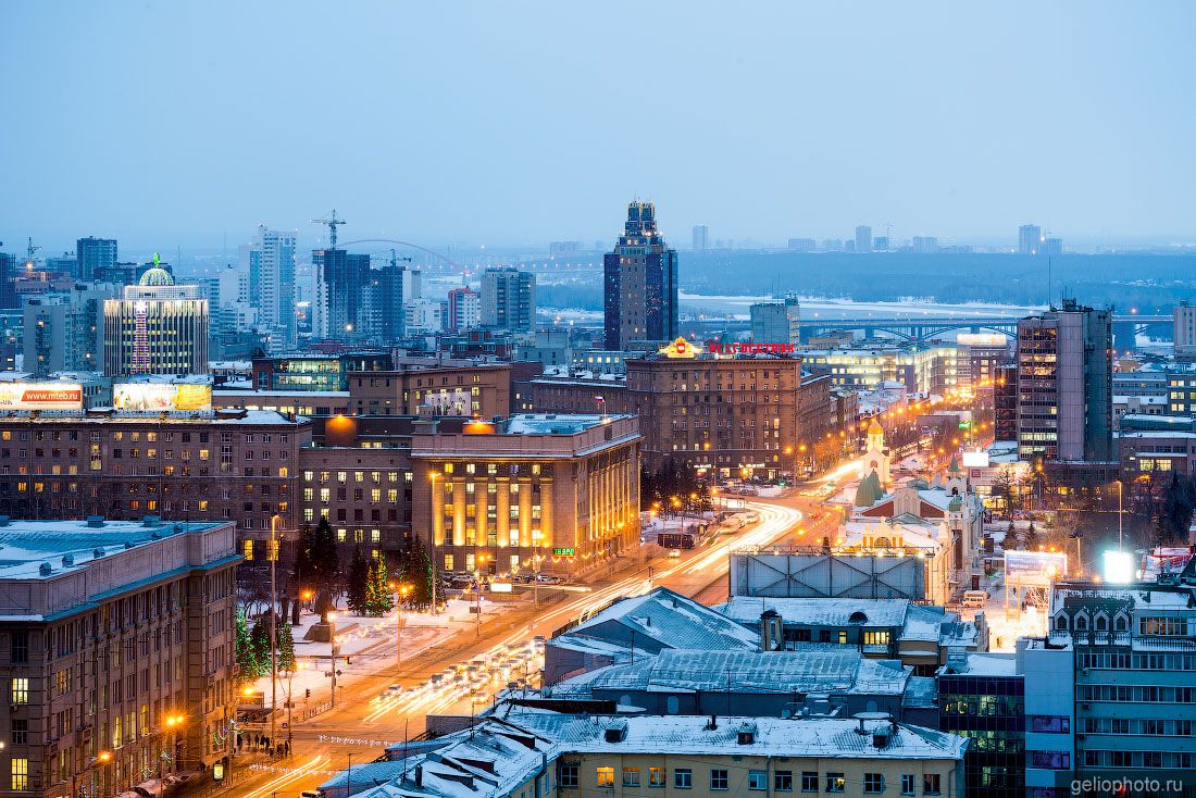 Площадь Ленина в Новосибирске вечером фото