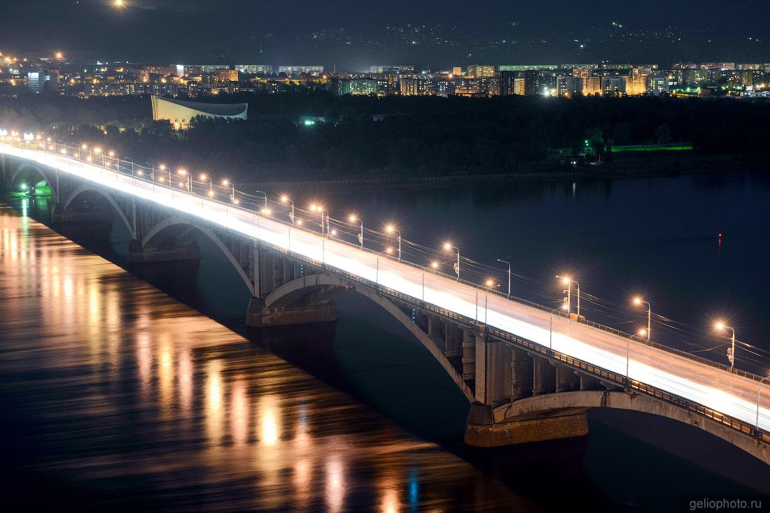 Коммунальный мост в Красноярске ночью фото
