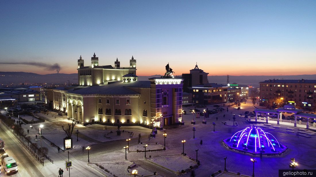 Театральная площадь в Улан-Удэ вечером фото