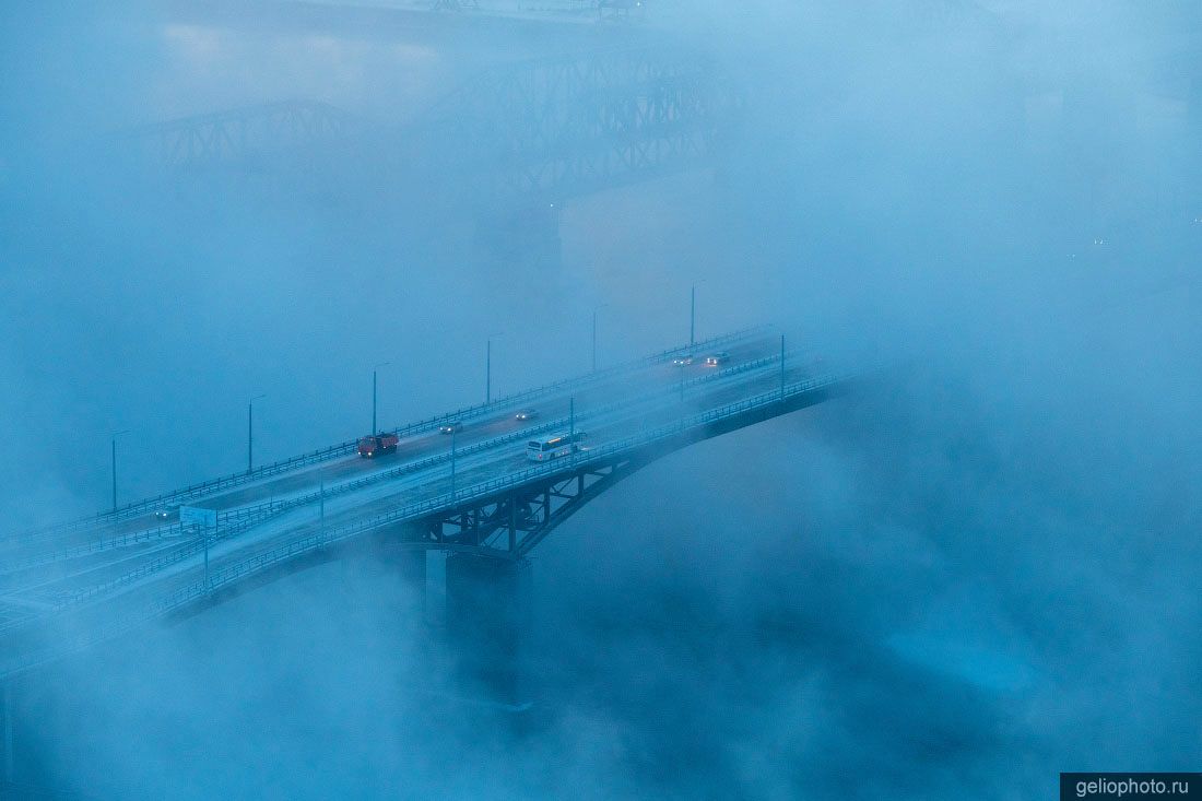 Коммунальный мост в Красноярске в зимней дымке фото