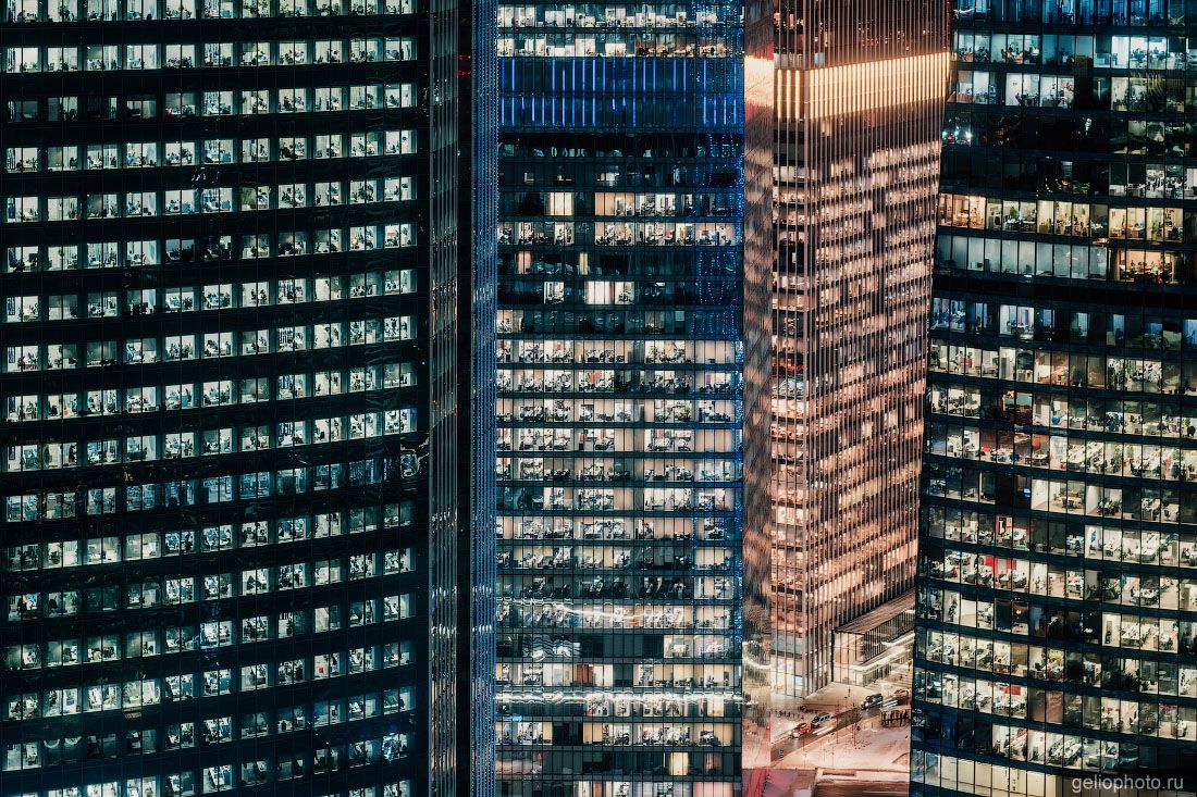 Фасады небоскрёбов Москва-Сити вечером фото