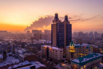 Жилой дом Бэтмен в Новосибирске вечером фото