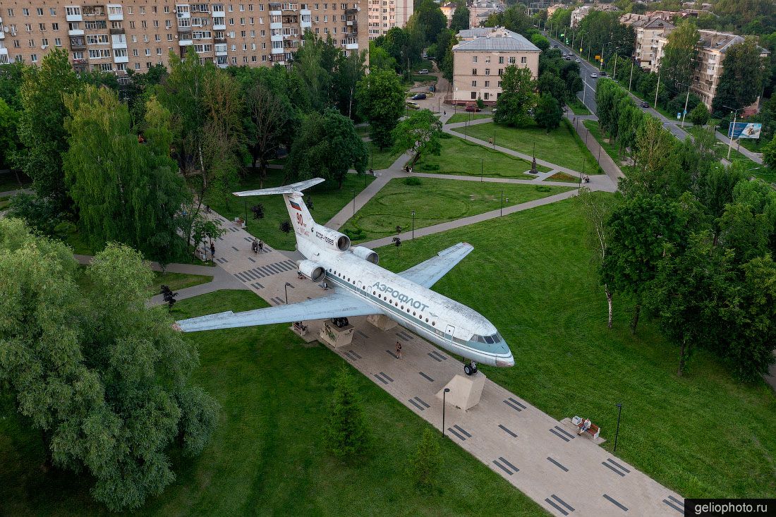 Як-42 в сквере Крылатые земляки в Смоленске фото