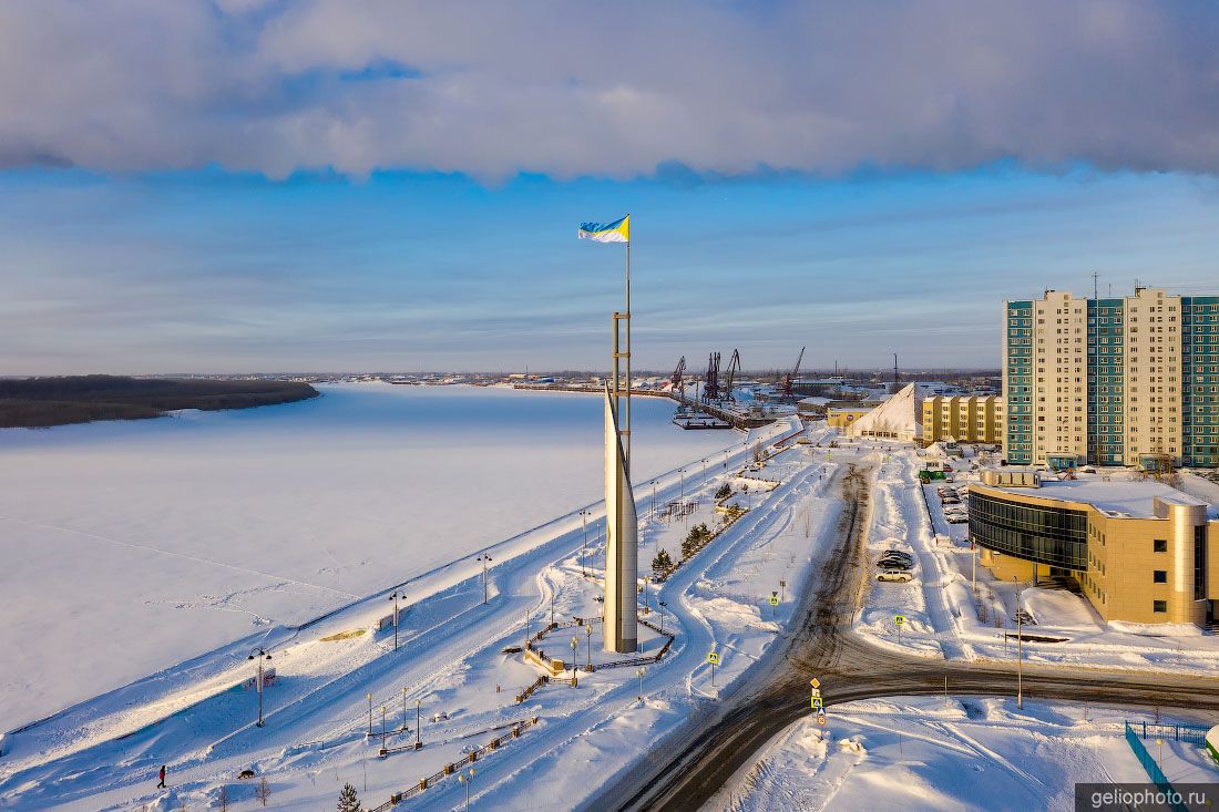 Стела с флагом Нижневартовска фото