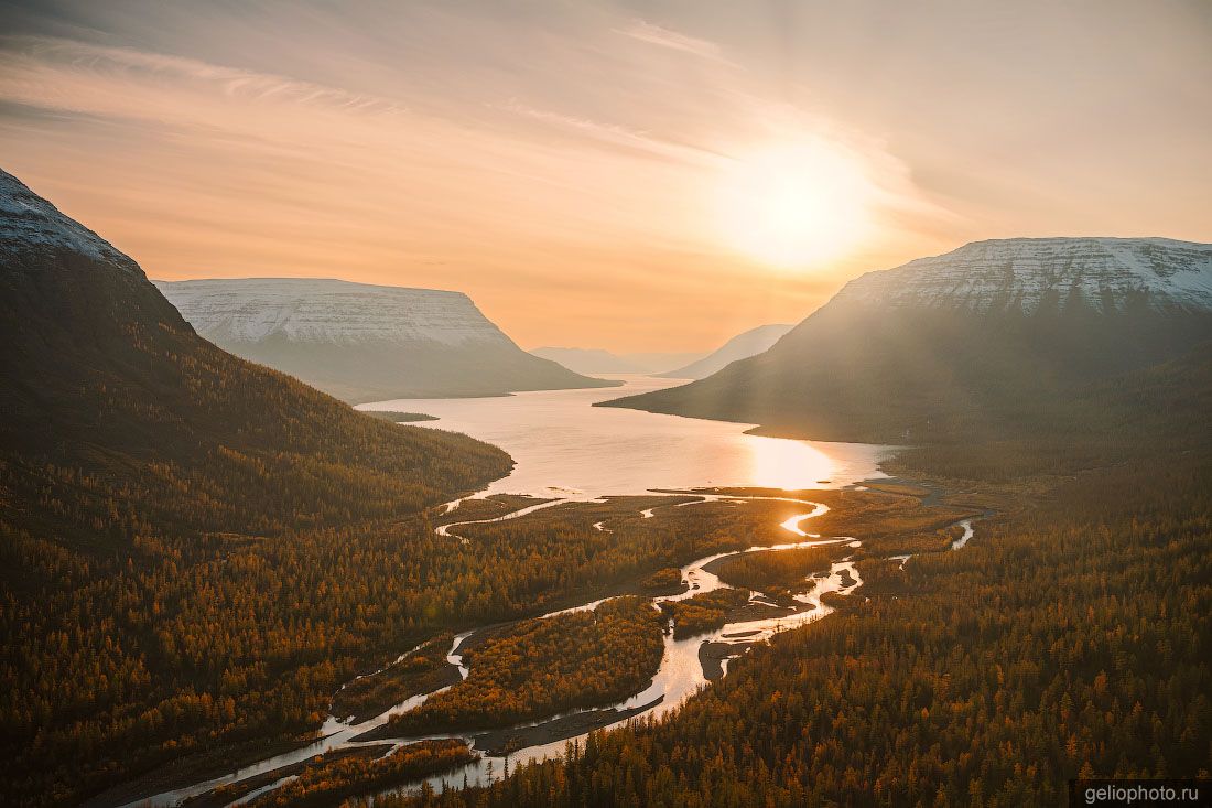 Озеро Собачье на плато Путорана с высоты фото