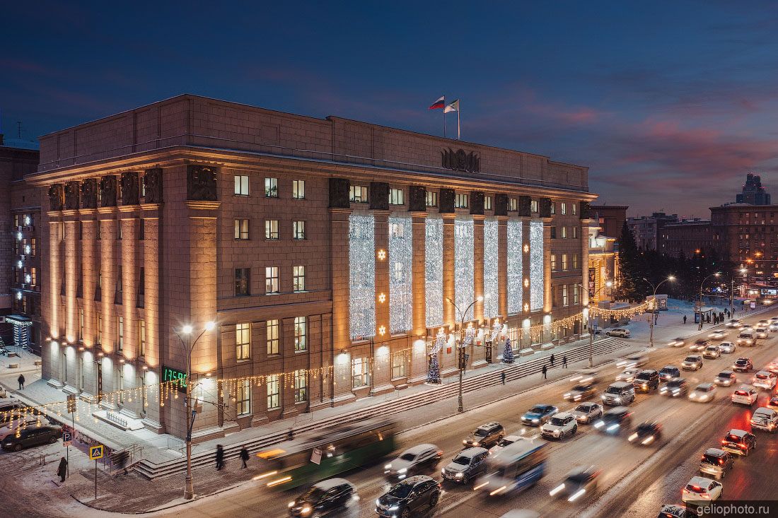 Мэрия Новосибирска вечером фото