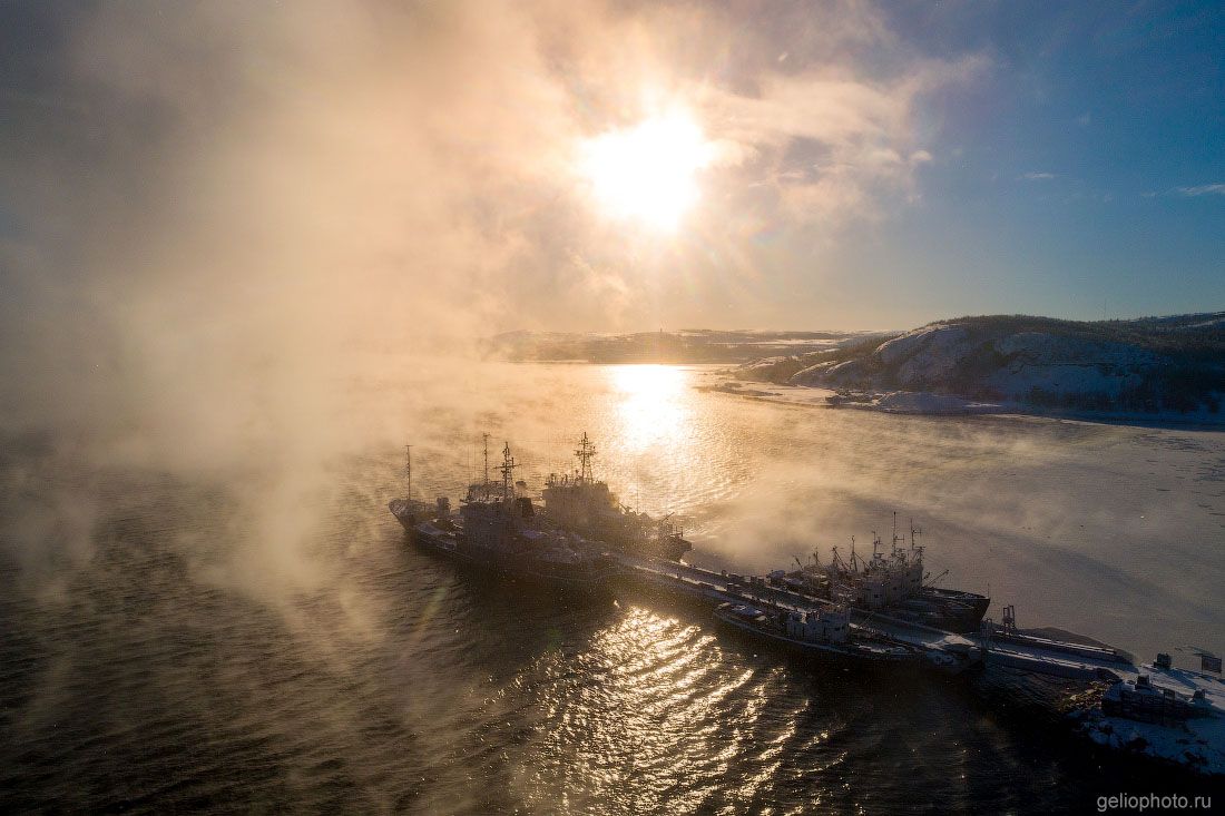 Корабли Мурманского порта в зимней дымке фото