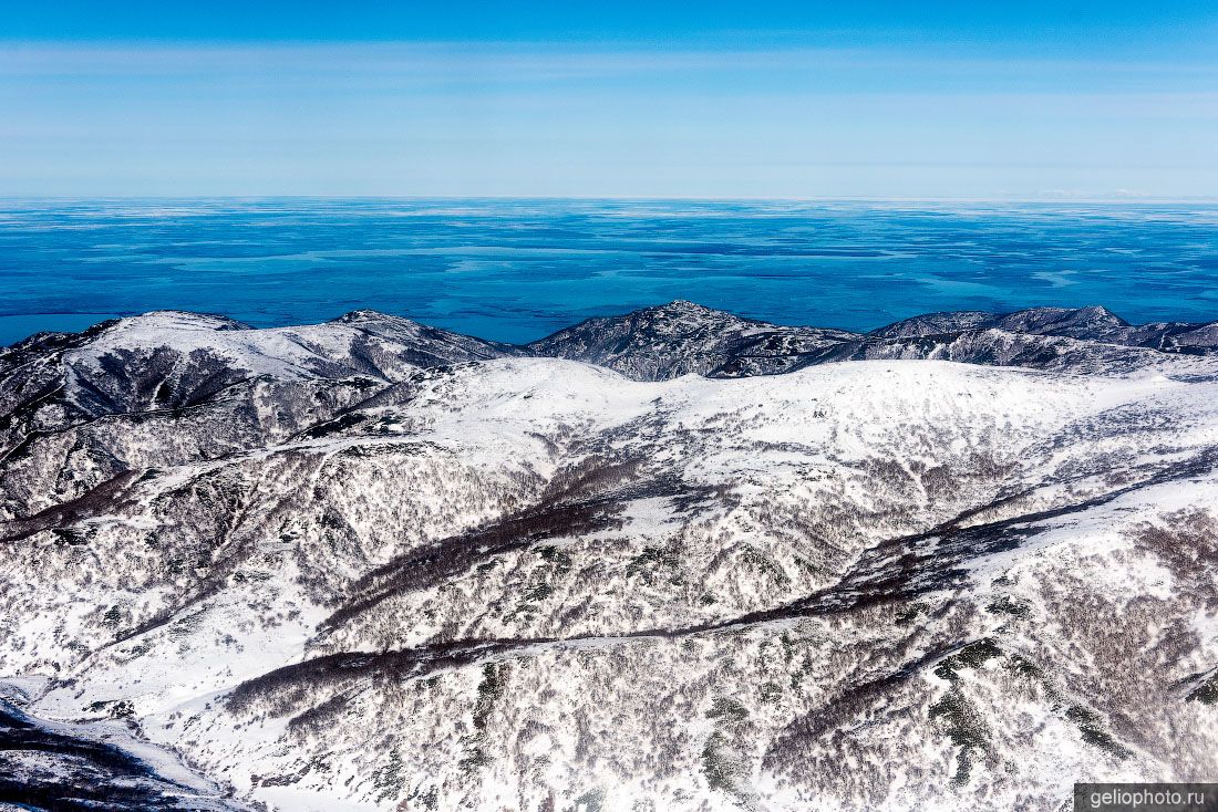 Заснеженные горы Северной Камчатки с высоты фото