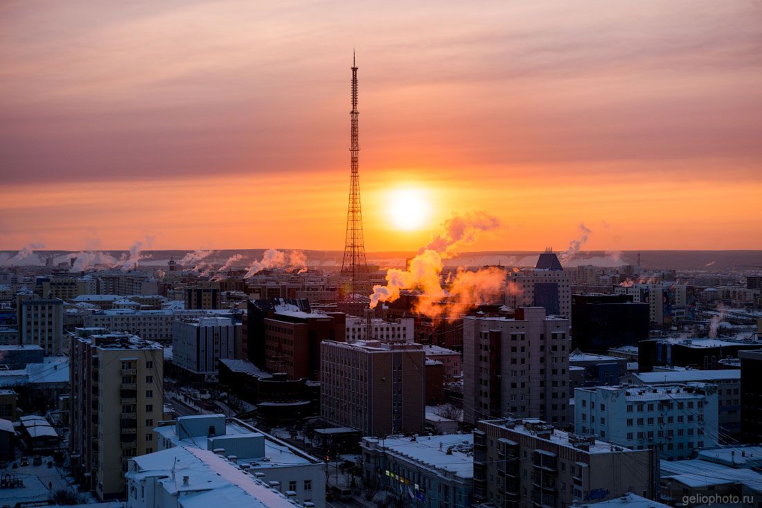 Якутская телебашня на закате фото