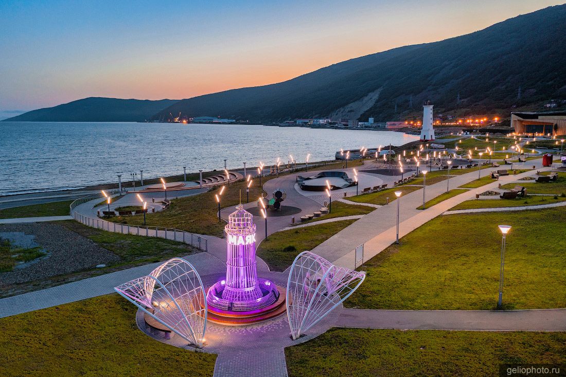 Композиция Маяк на набережной Магадана фото