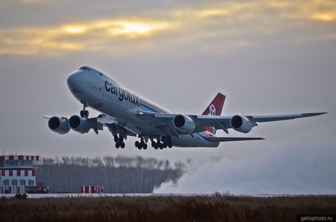 Боинг 747-8 на взлёте в аэропорту Новосибирска фото