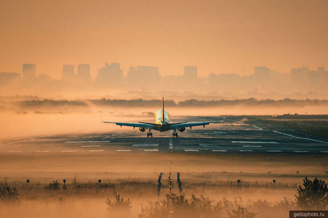 Самолёт на посадке в аэропорту Новосибирска фото