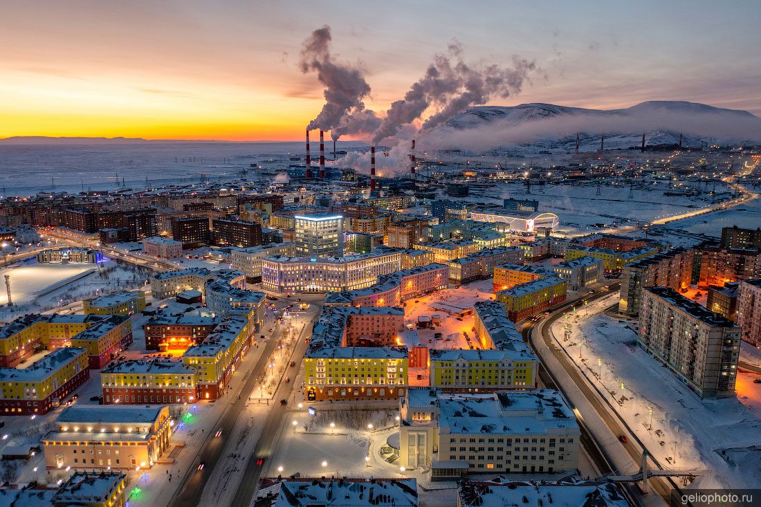 Комсомольская площадь в Норильске с высоты фото
