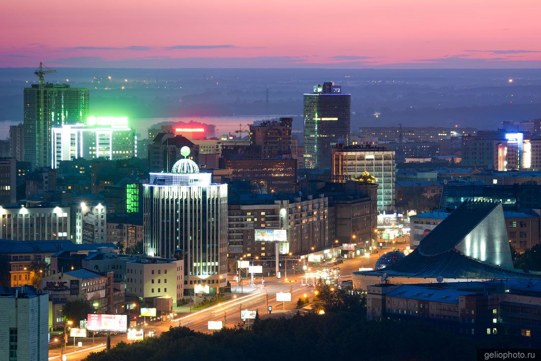 Бизнес-центр Сбербанка вечером фото