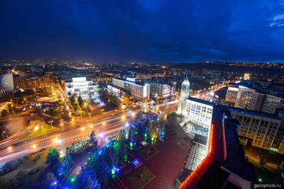 Вечерняя Театральная площадь в Красноярске с высоты фото