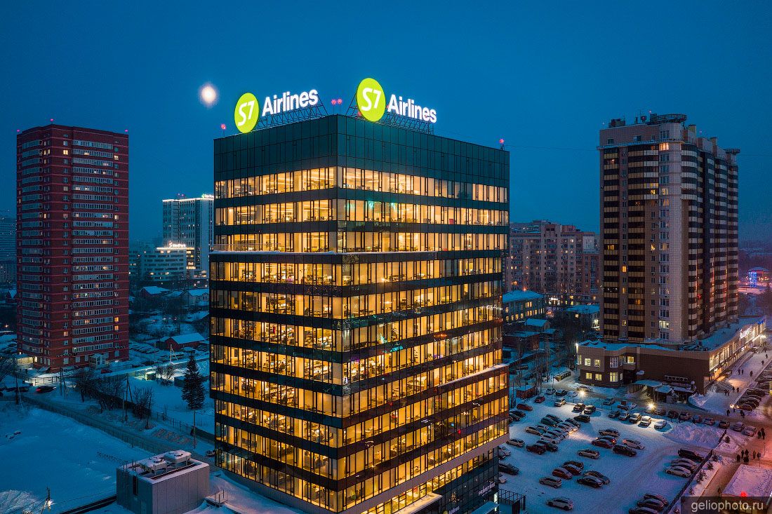 Офисное здание S7 Airlines в Новосибирске вечером фото