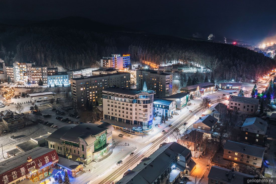 Аквапарк Беловодье в Белокурихе вечером фото