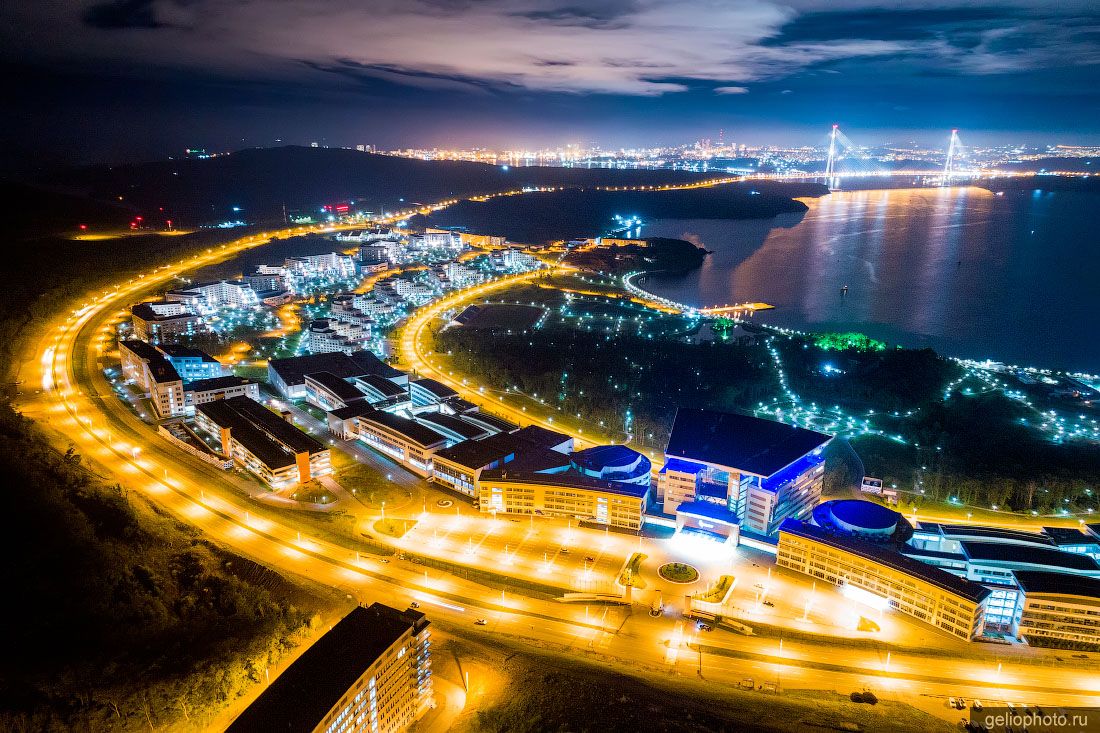 ДВФУ ночью во Владивостоке фото